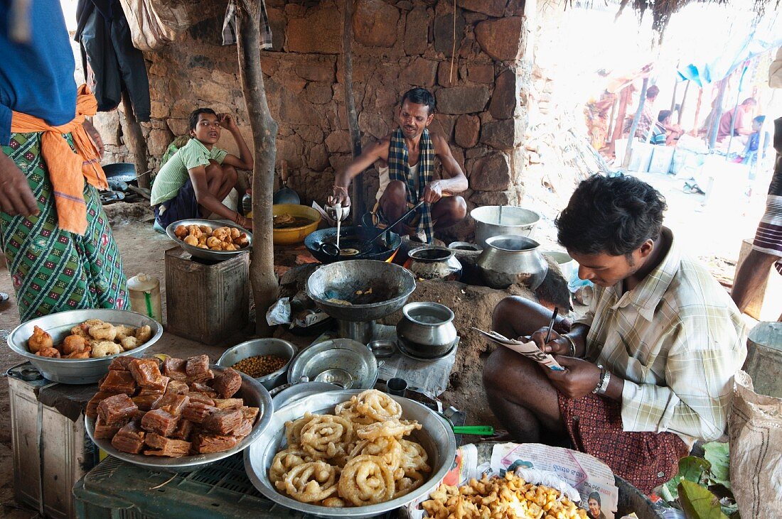 Zubereitung von Jalebi und anderen Süssigkeiten auf einem Wochenmarkt, Guneipada, Koraput Bezirk, Orissa, Indien