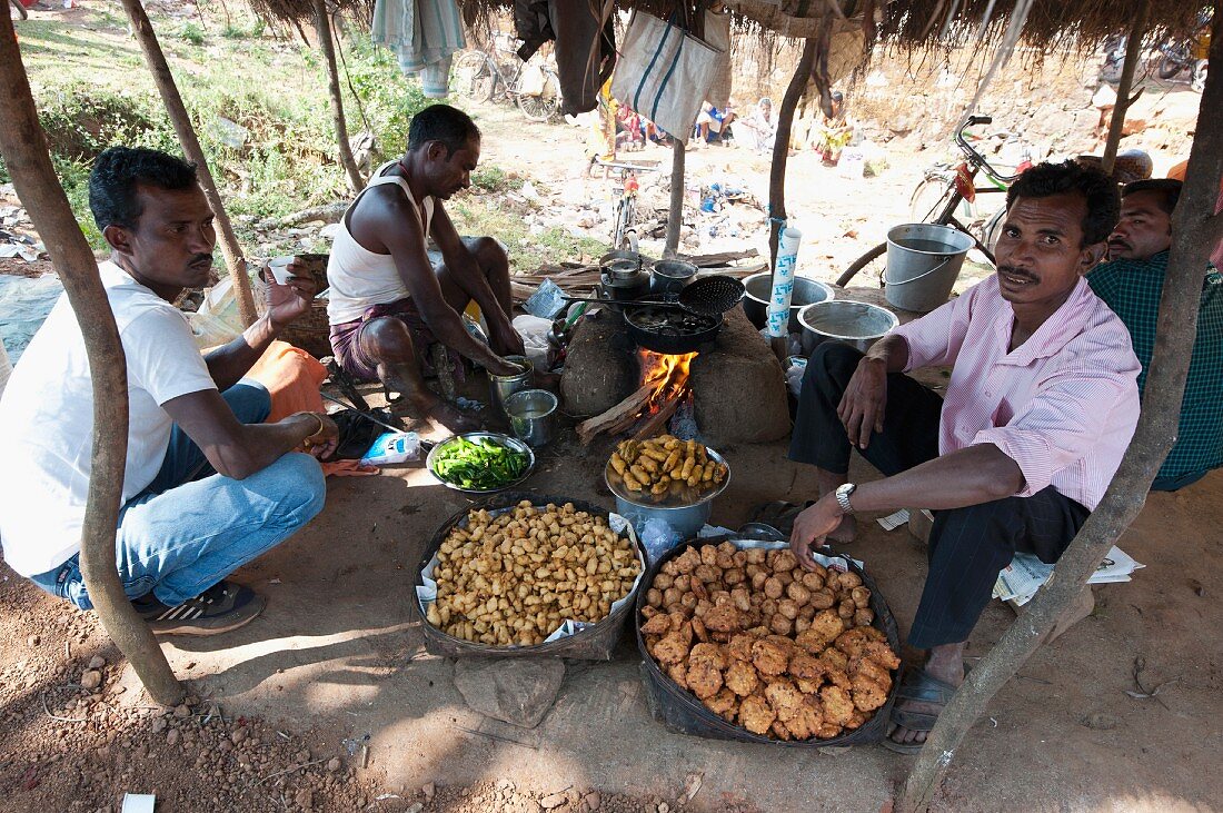 Stand mit Bhaji und anderen Snacks auf einem Wochenmarkt, Guneipada, Koraput Bezirk, Orissa, Indien