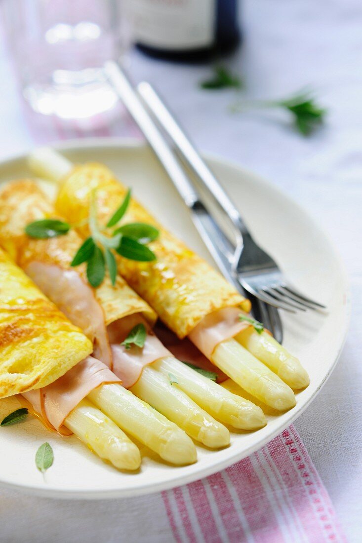 White asparagus with pancakes and ham