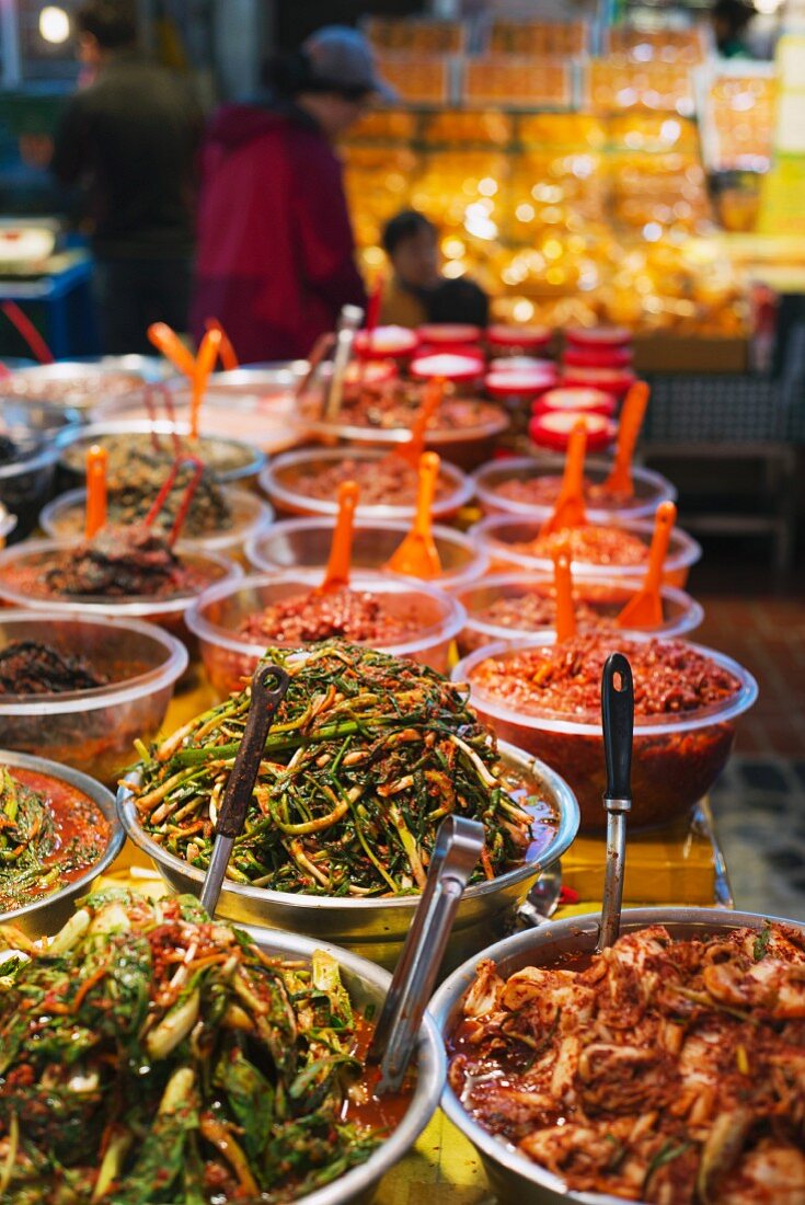 Eingelegtes Gemüse auf traditionellen Markt in Dongmun, Jeju Island, Südkorea, Asien