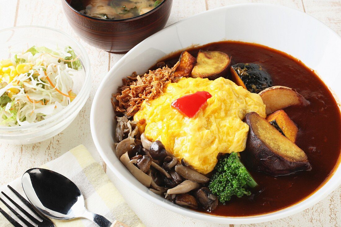 Rindfleischeintopf mit Omelett und Reis