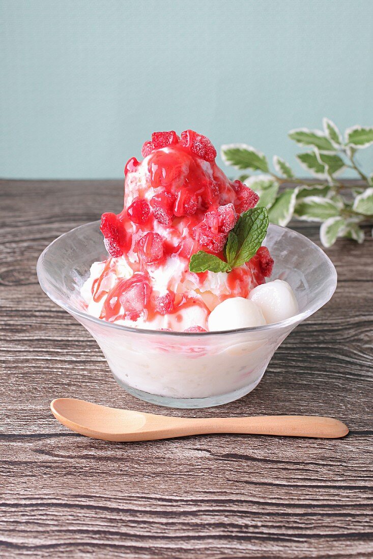Erdbeer-Shaved-Ice mit Reismehlklösschen