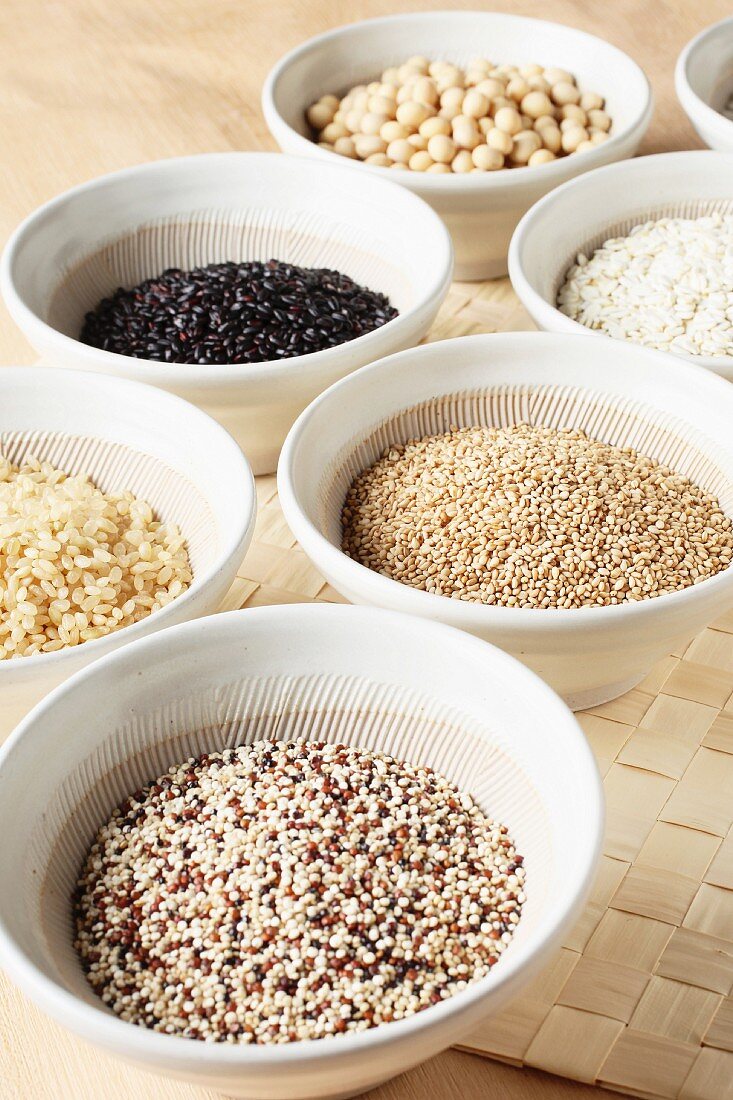 Verschiedene Getreidesorten, Reis und Hülsenfrüchte in Schalen