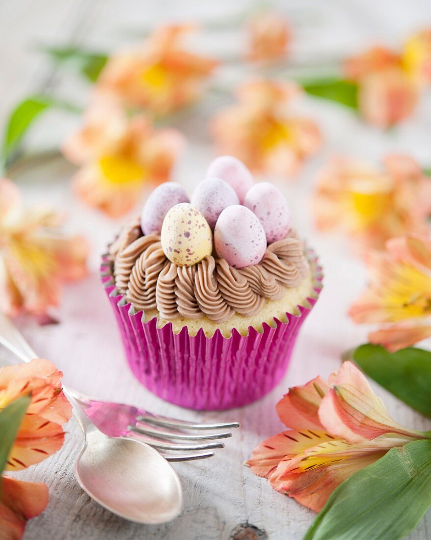 Oster-Cupcake mit Schokoladencreme und Mini-Schokoladeneiern