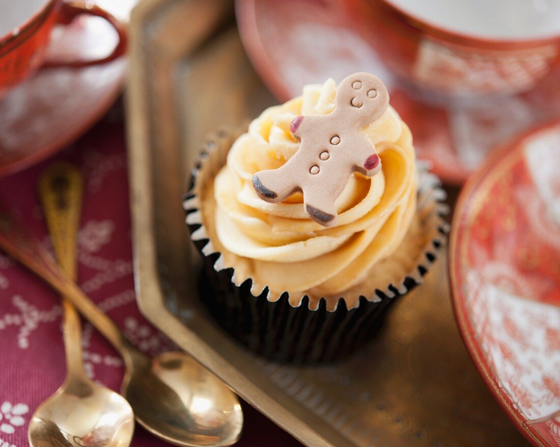 Cupcake mit Ingwercreme und Fondant-Lebkuchenmännchen