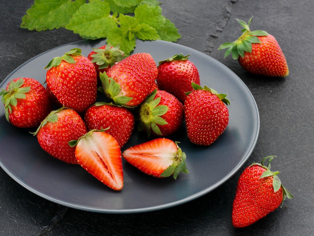 Frische Erdbeeren auf Teller