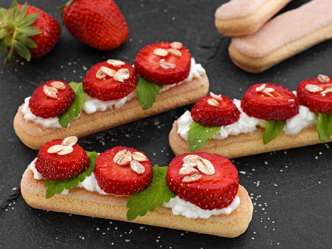 Sponge fingers with strawberries and oats