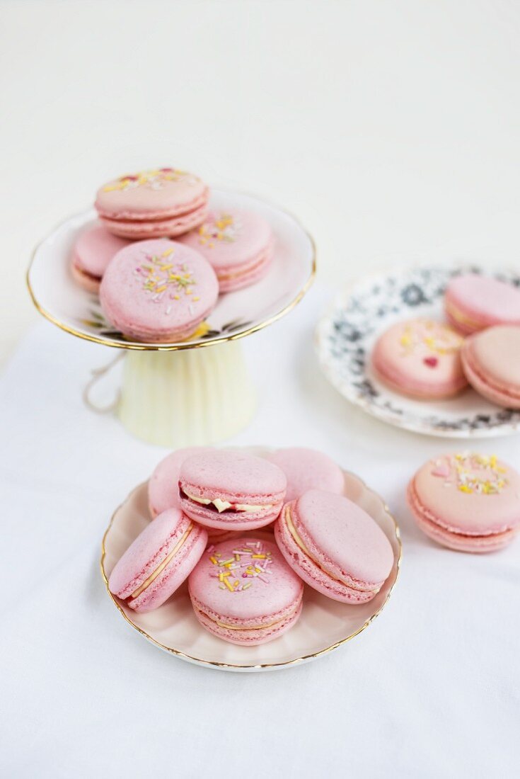 Pink Macarons, gefüllt mit Himbeermarmelade und Clotted Cream