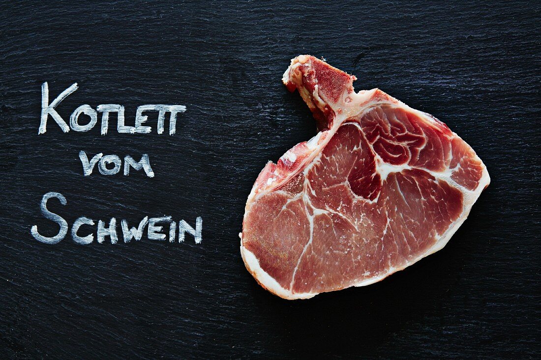 Rohes Schweinekotelett mit Schrift