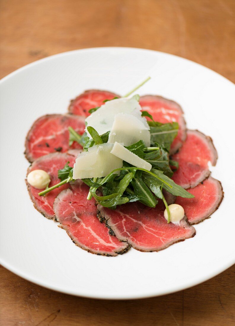 Rindercarpaccio mit Rucola und Parmesan