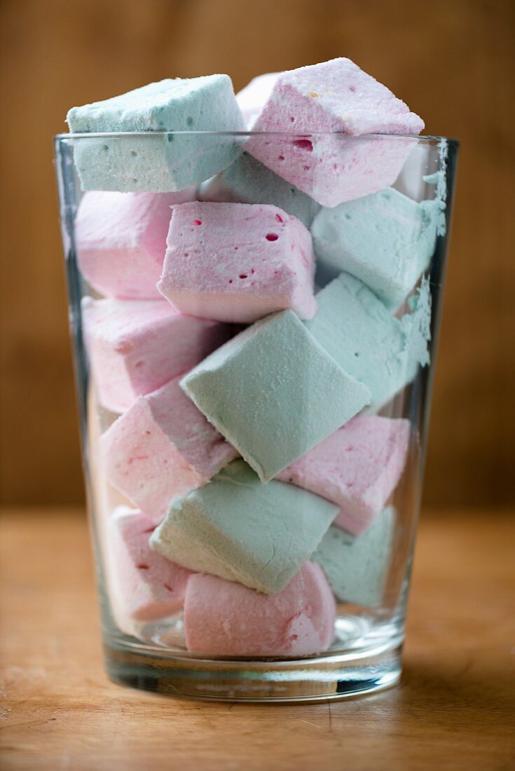 Pastellfarbene Marshmallows in einem Glas