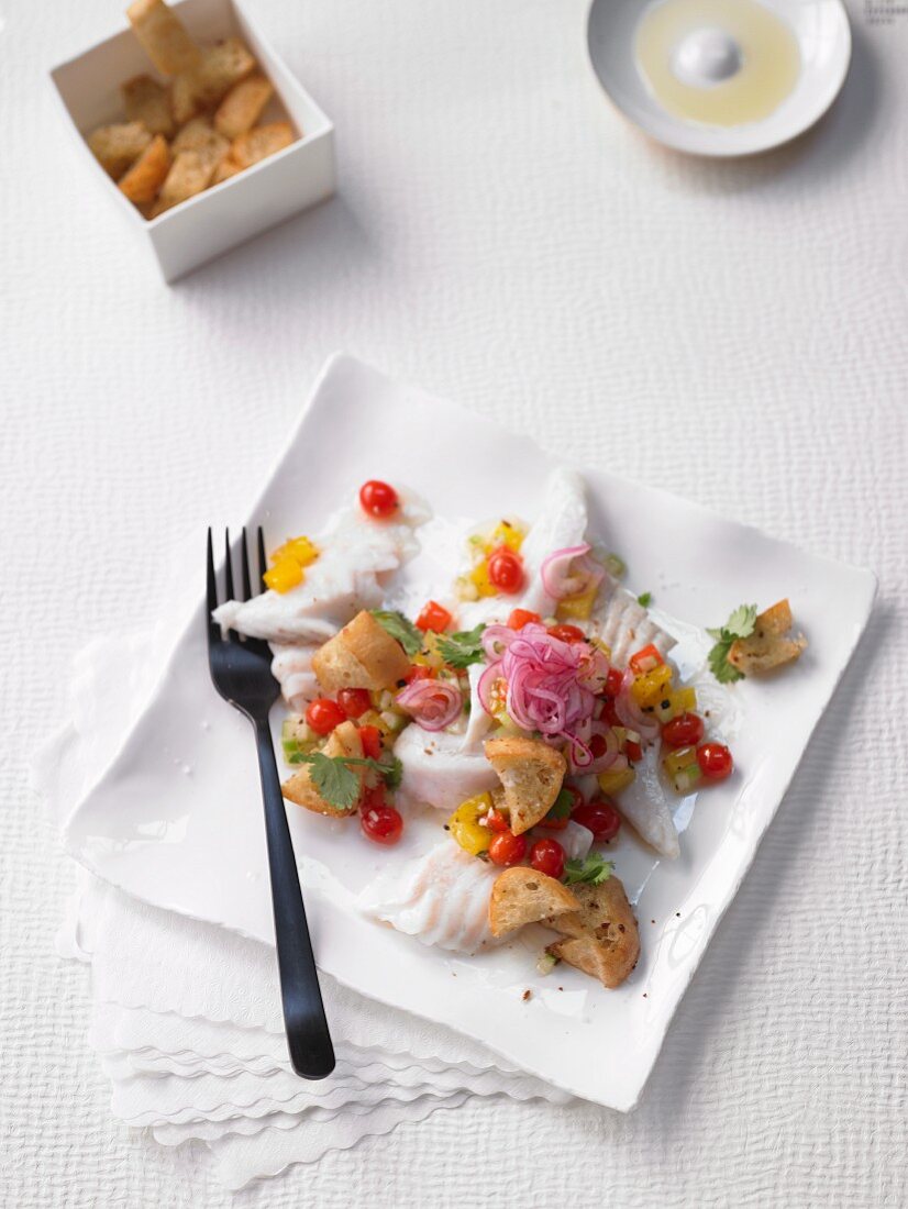 Gazpacho-Fischsalat vom Steinbutt mit Ciabatta-Croûtons