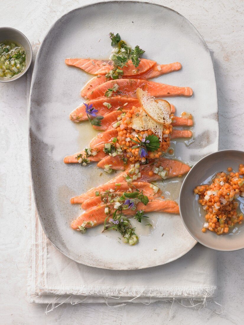 Überbackenes Saiblings-Carpaccio mit Fenchel-Orangen-Vinaigrette und karamellisiertem roten Linsensalat