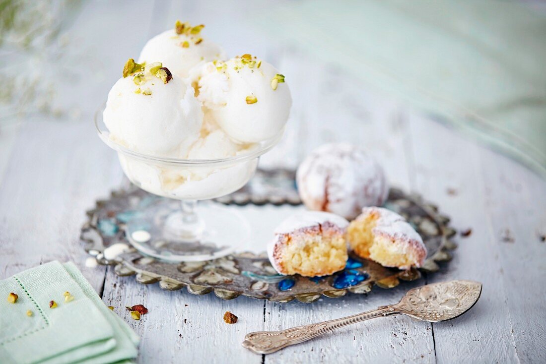 Ice cream with pistachios and sugared biscuits