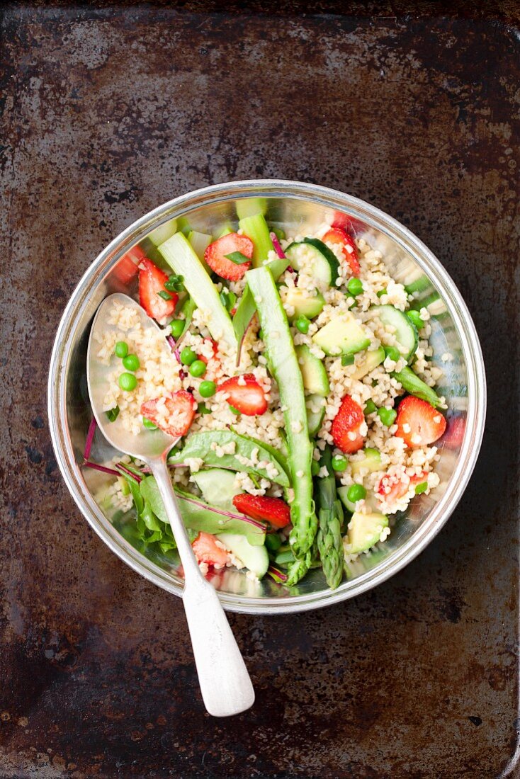 Bulgur-Spargel-Salat mit Erdbeeren, Erbsen und jungen Rote-Bete-Blättern