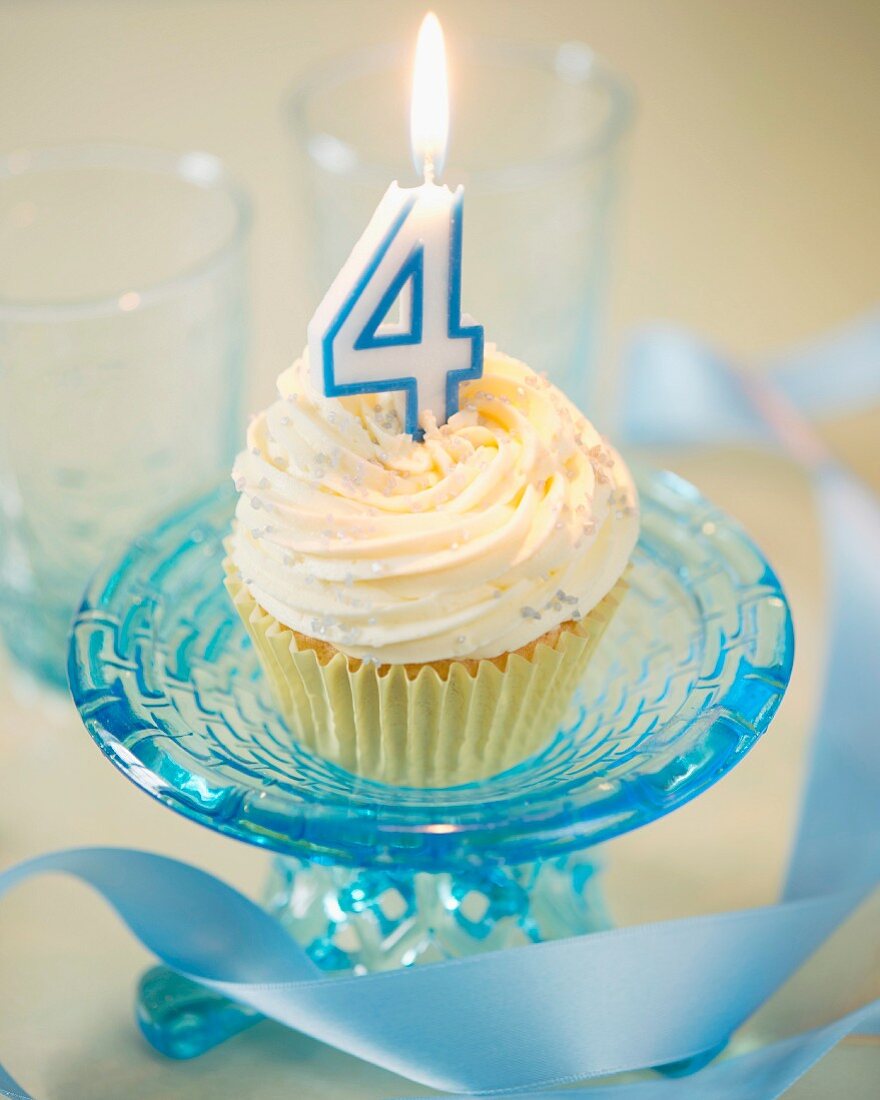 Vanille-Cupcake mit brennender Kerze zum 4.Geburtstag