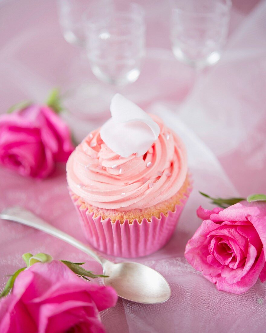 Cupcake mit Rosenblättern