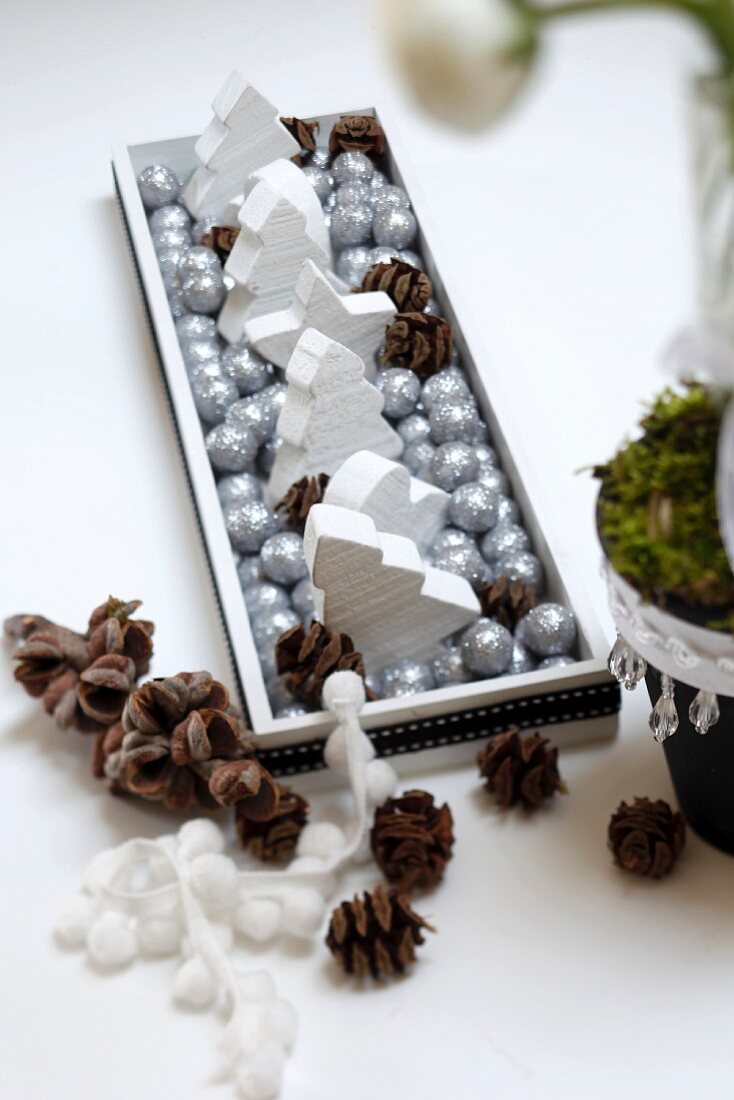 Holztablett weihnachtlich dekoriert mit Silberkugeln, Holztannenbäumchen & Zapfen