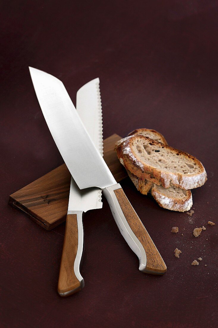 Design and knives and slices of bread