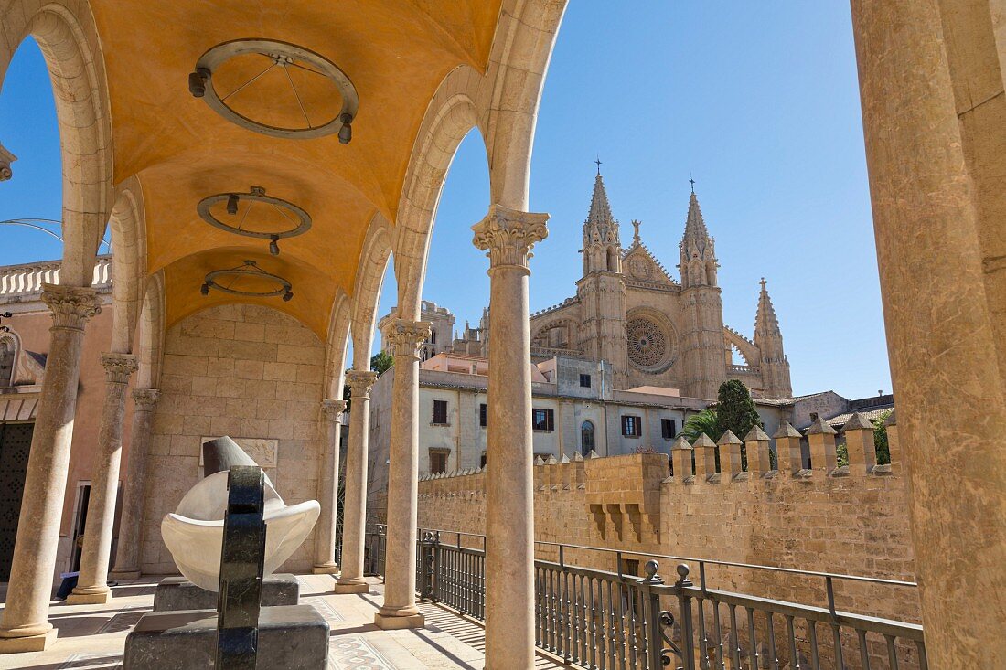 Blick auf die Kathedrale von Palma de Mallorca vom Museum Palau March