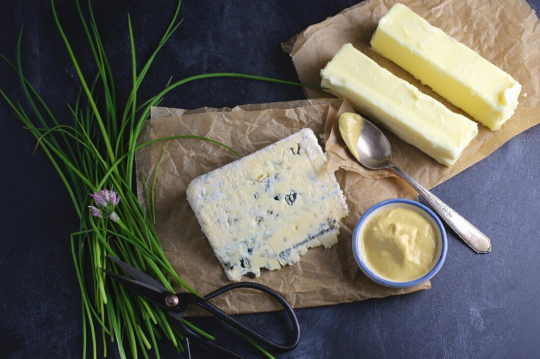 Stillleben mit Butter, Blauschimmelkäse & Schnittlauch