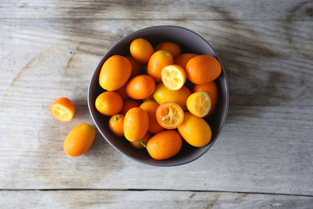 A bowl of kumquats (seen from above)