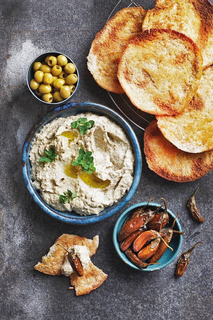 Baba ghanoush (aubergine purée), olives and pita bread