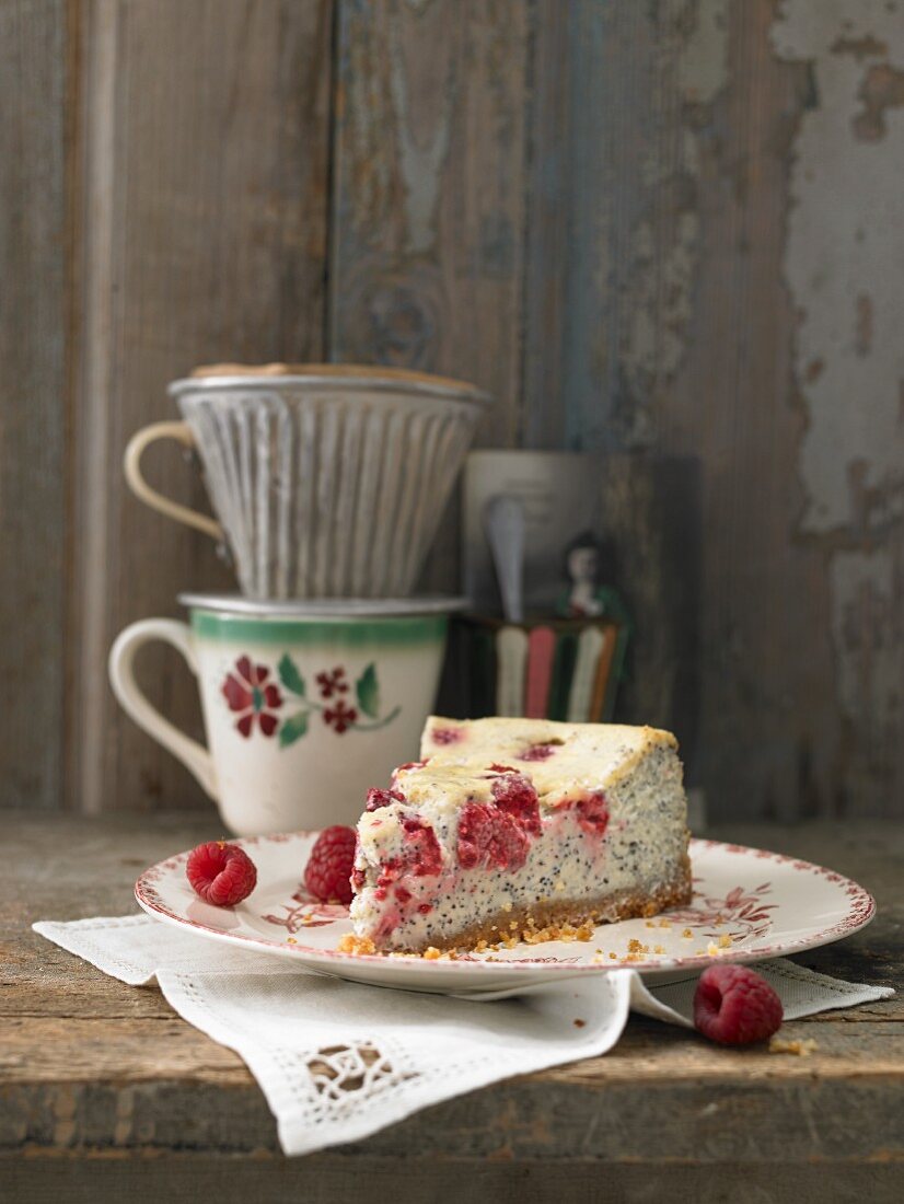 Cheesecake with poppy seeds, raspberries and white chocolate