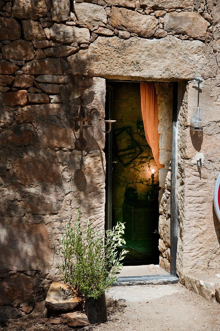 Eingang zu einem mediterranen Steinhaus