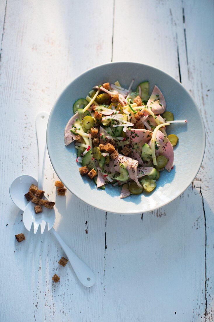 Schweizer Wurstsalat mit zweierlei Gurken und Kümmel-Croûtons