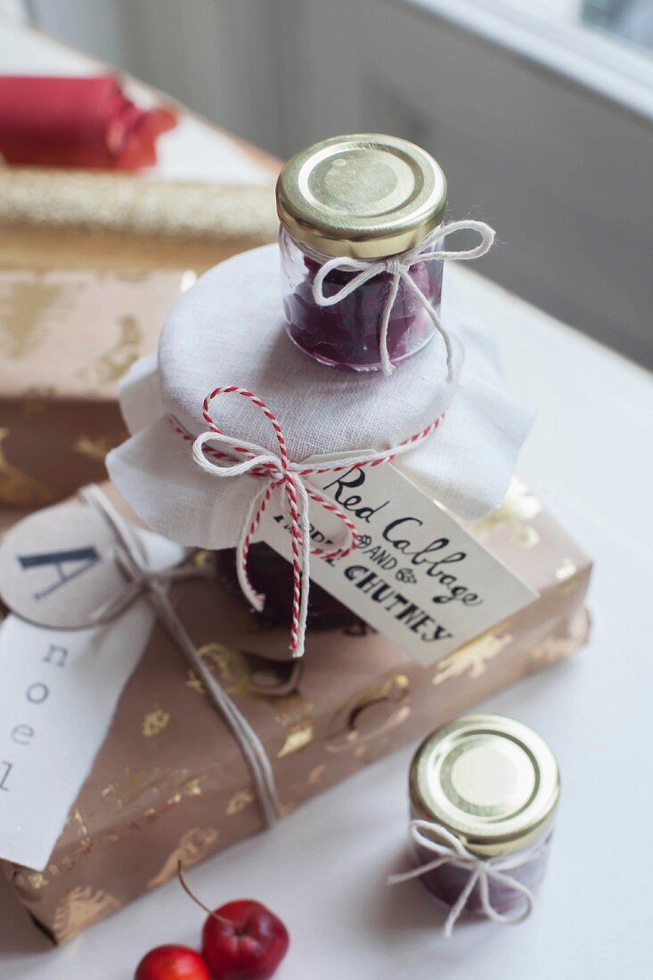 Verpackte Geschenke, Marmeladengläser mit handbeschrifteten Etiketten
