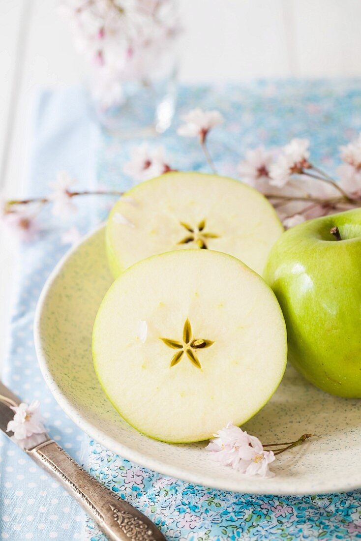 Green apples, whole and halved