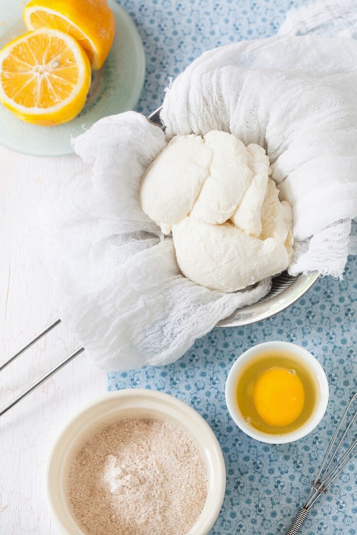 Ingredients for Leniwe Wareniki (vanilla ricotta dumplings with wholemeal flour, Russia): ricotta, egg, lemon and flour