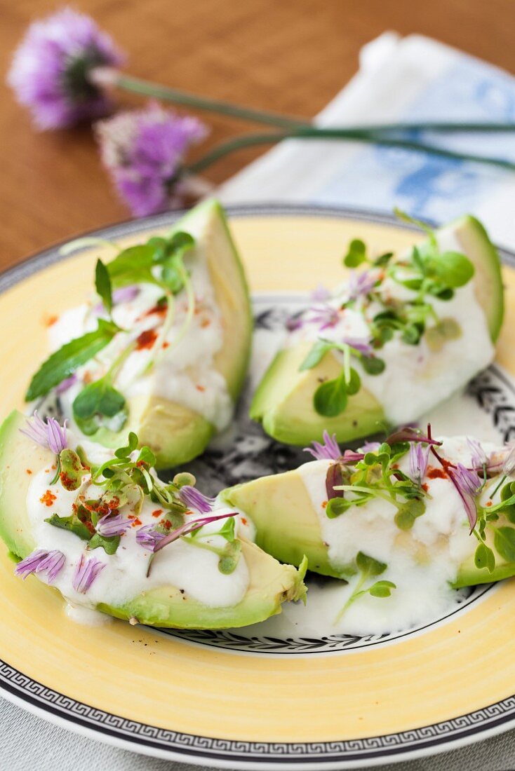 Avocado mit Joghurt, Knoblauch, Sprossen und Schnittlauchblüten