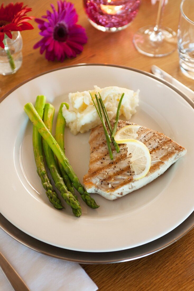 Thunfischsteak mit grünem Spargel und Kartoffelbrei