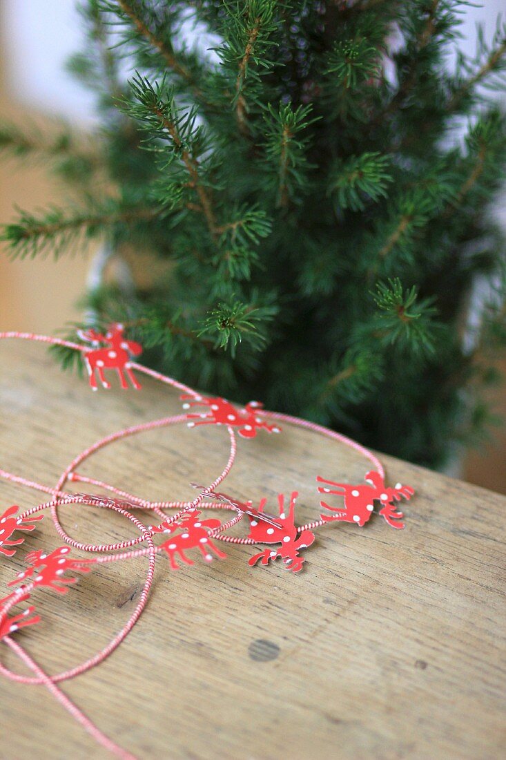 Weihnachtliche Girlande aus Schnurband & Elchfiguren