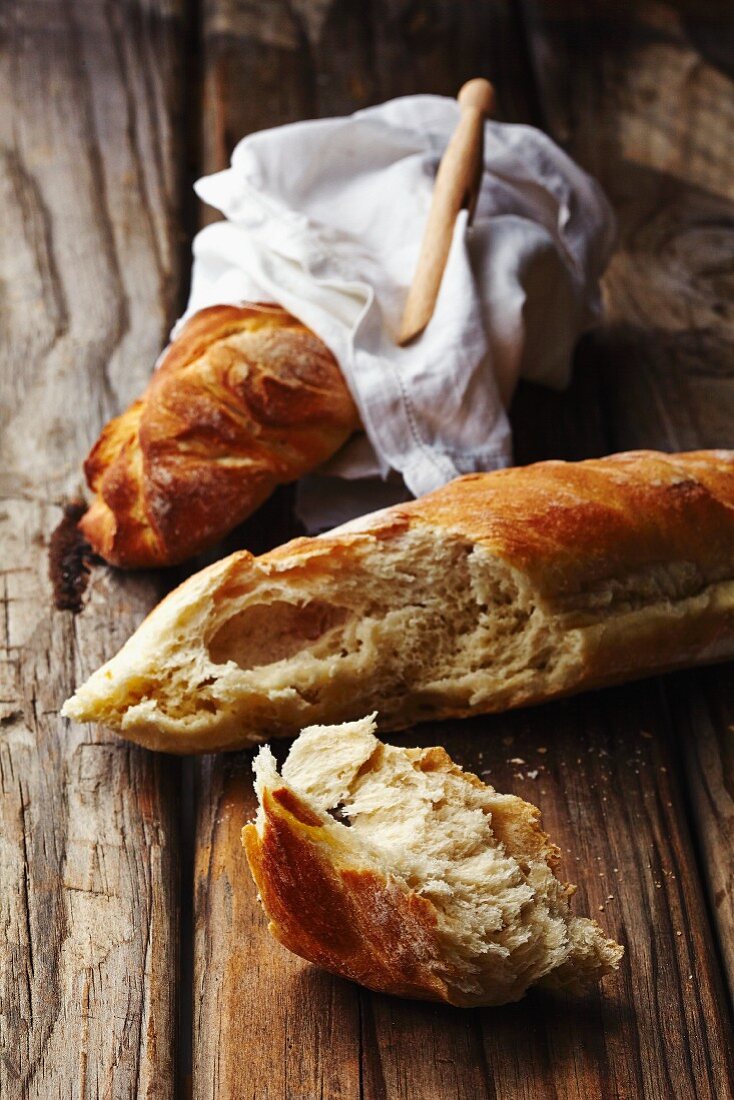 Stangenweissbrot auf Holzuntergrund