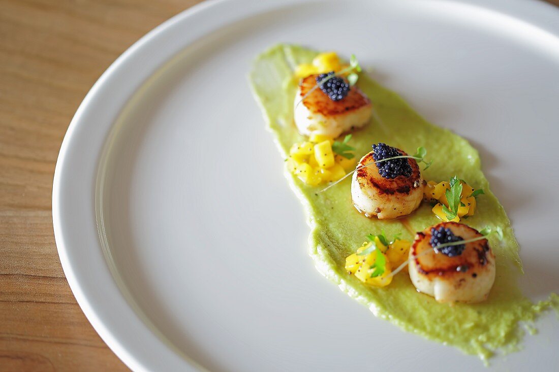 Fred scallops with caviar