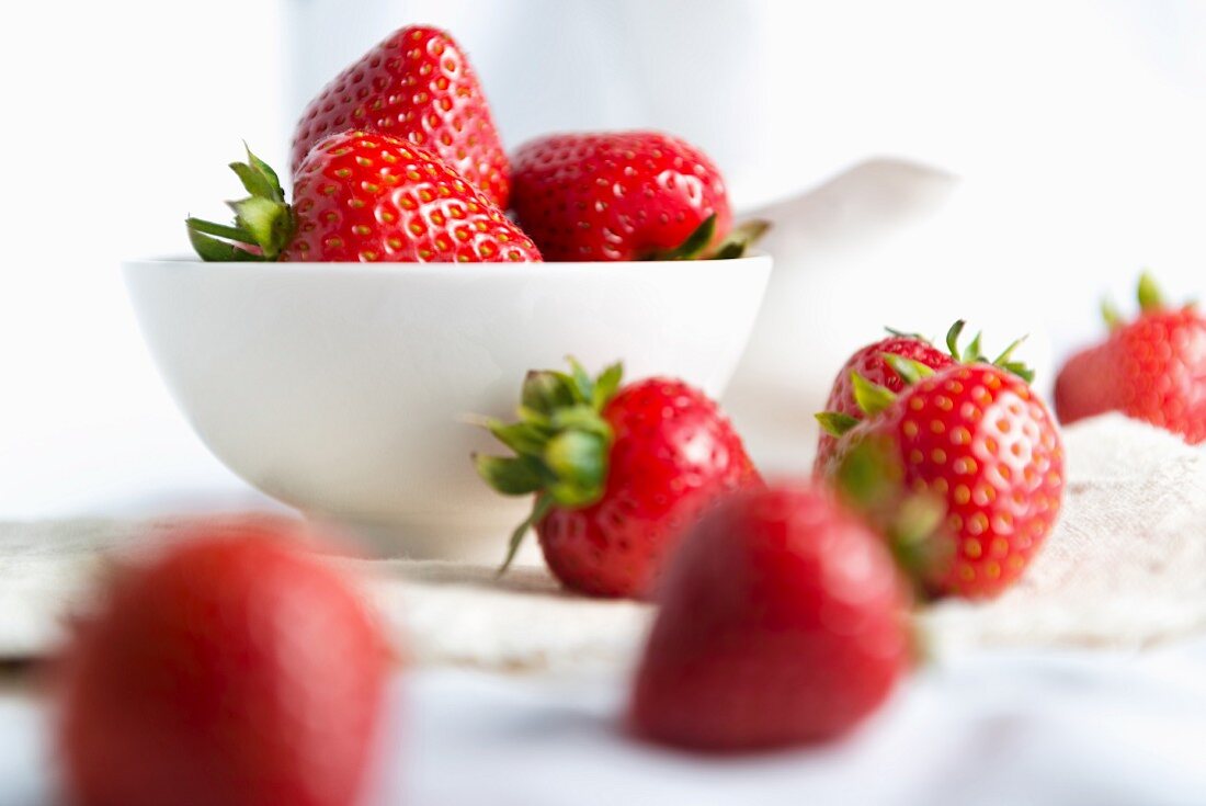 Frische Erdbeeren in einer Schale und davor