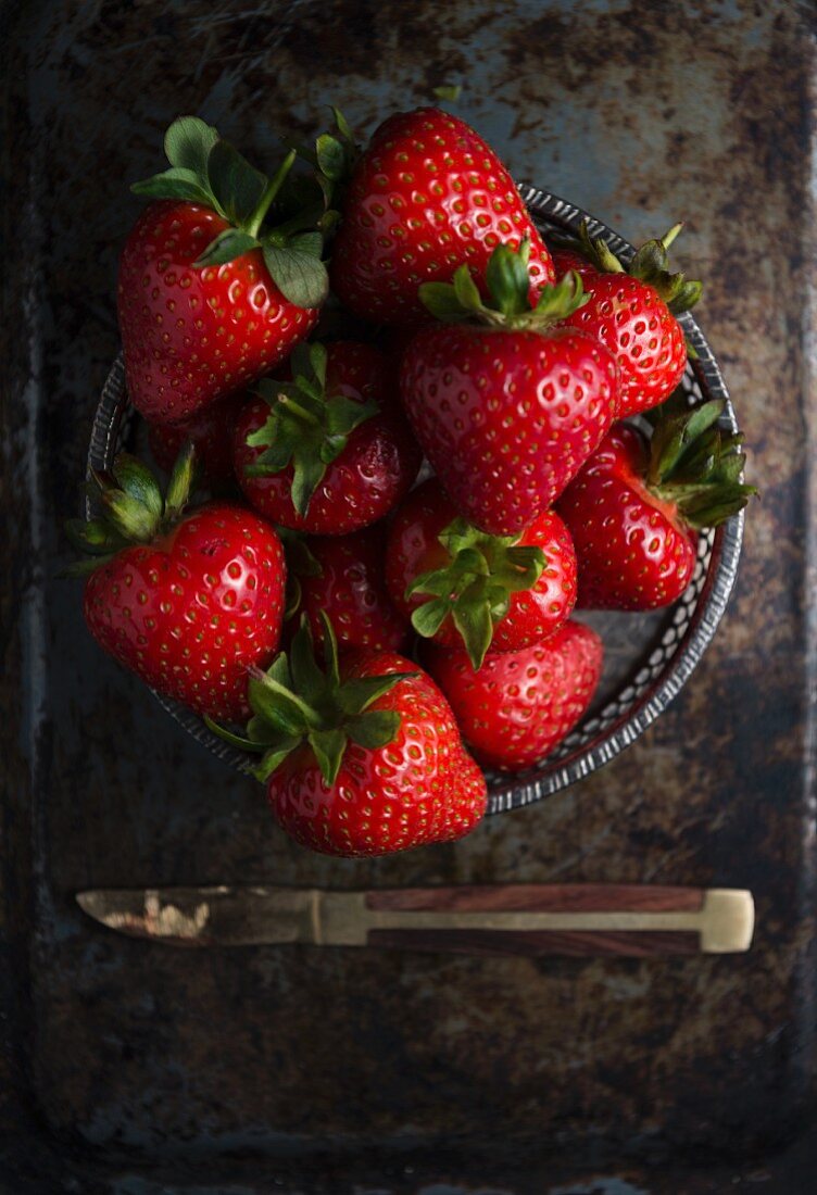 A bowl of fresh strawberries (seen from above)