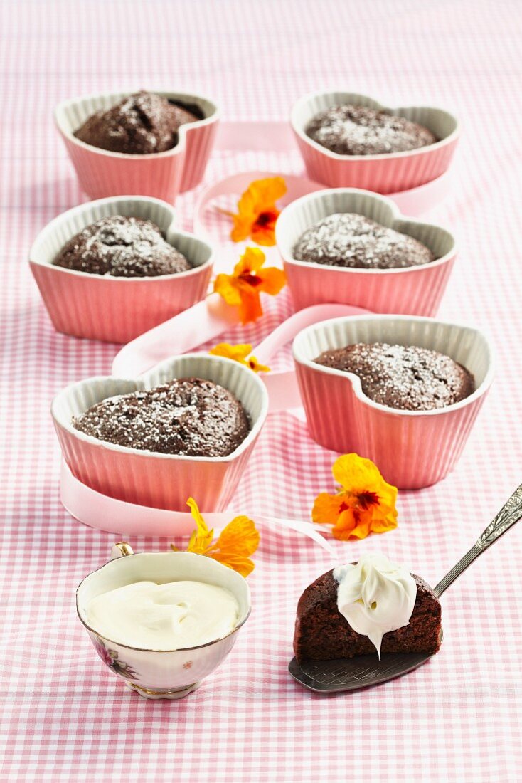 Mini-Schokoladenkuchen in rosa Herzförmchen