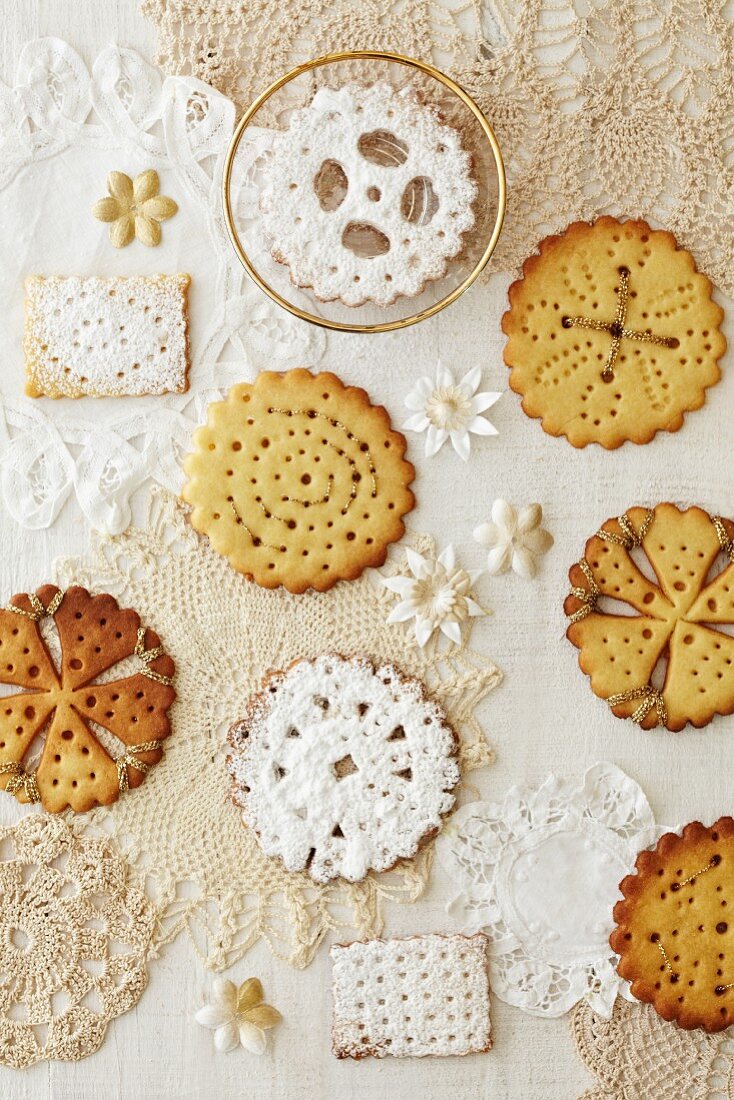 Lattice biscuits, some with icing sugar