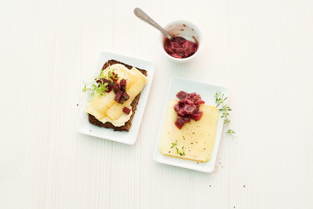 Raclette auf Schwarzbrot