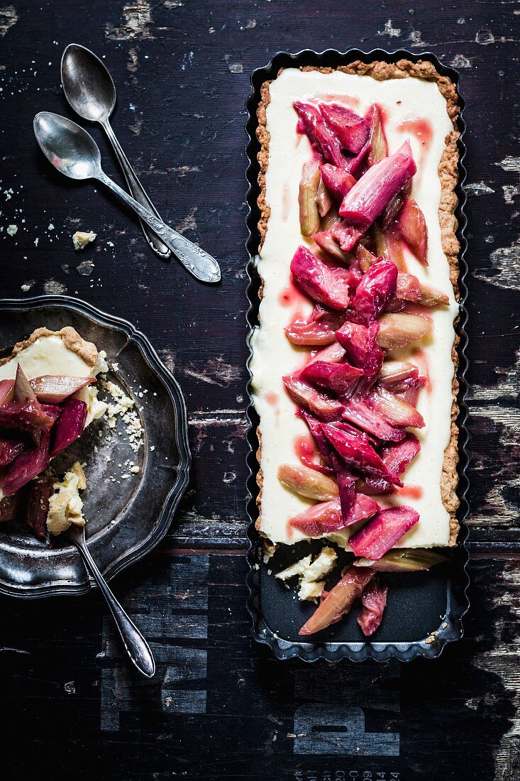Rhubarb tart with vanilla cream, sliced