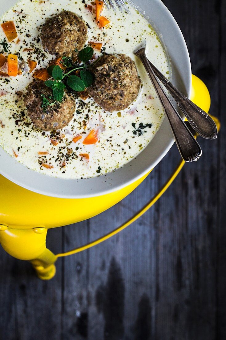 White borscht with dumplings