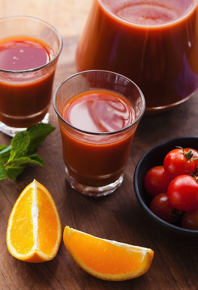 Tomaten-Orangen-Saft mit Zutaten