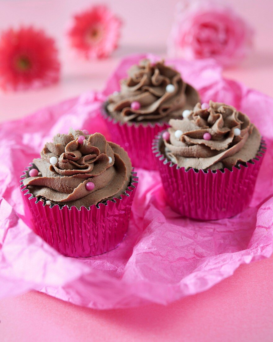 Schokoladencupcakes mit bunten Zuckerperlen