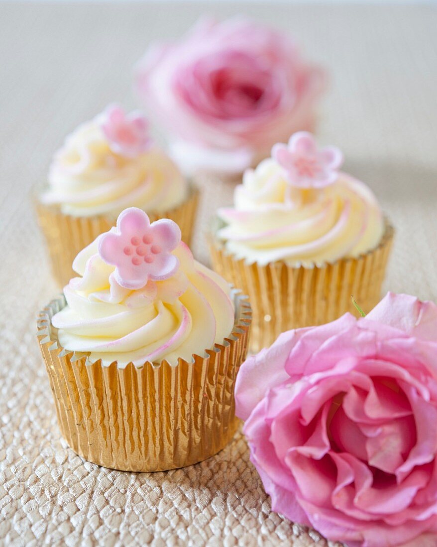 Vanille-Cupcakes mit rosa Fondantblüten