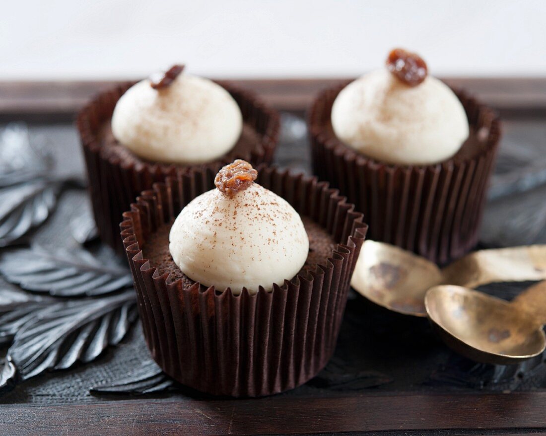 Schokoladen-Zimt-Cupcakes mit Rum und Rosinen