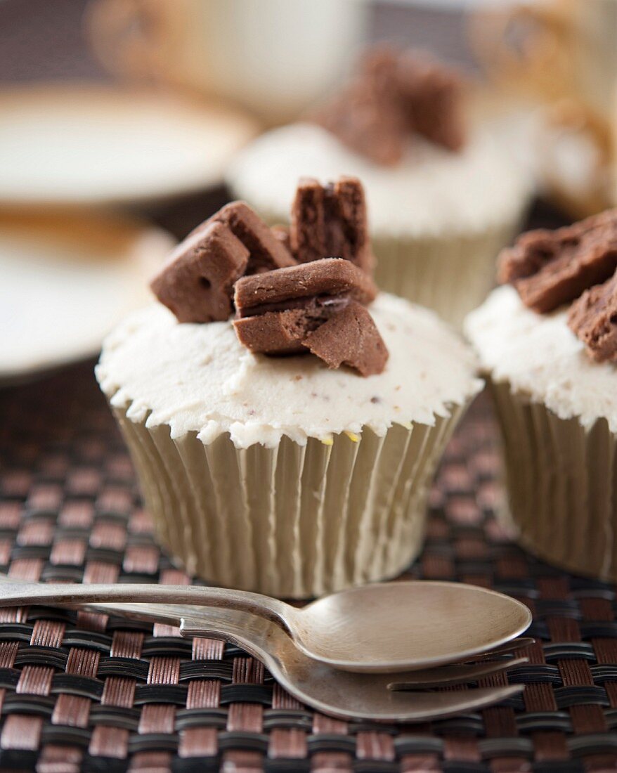Chocolate cookie and cream cupcakes